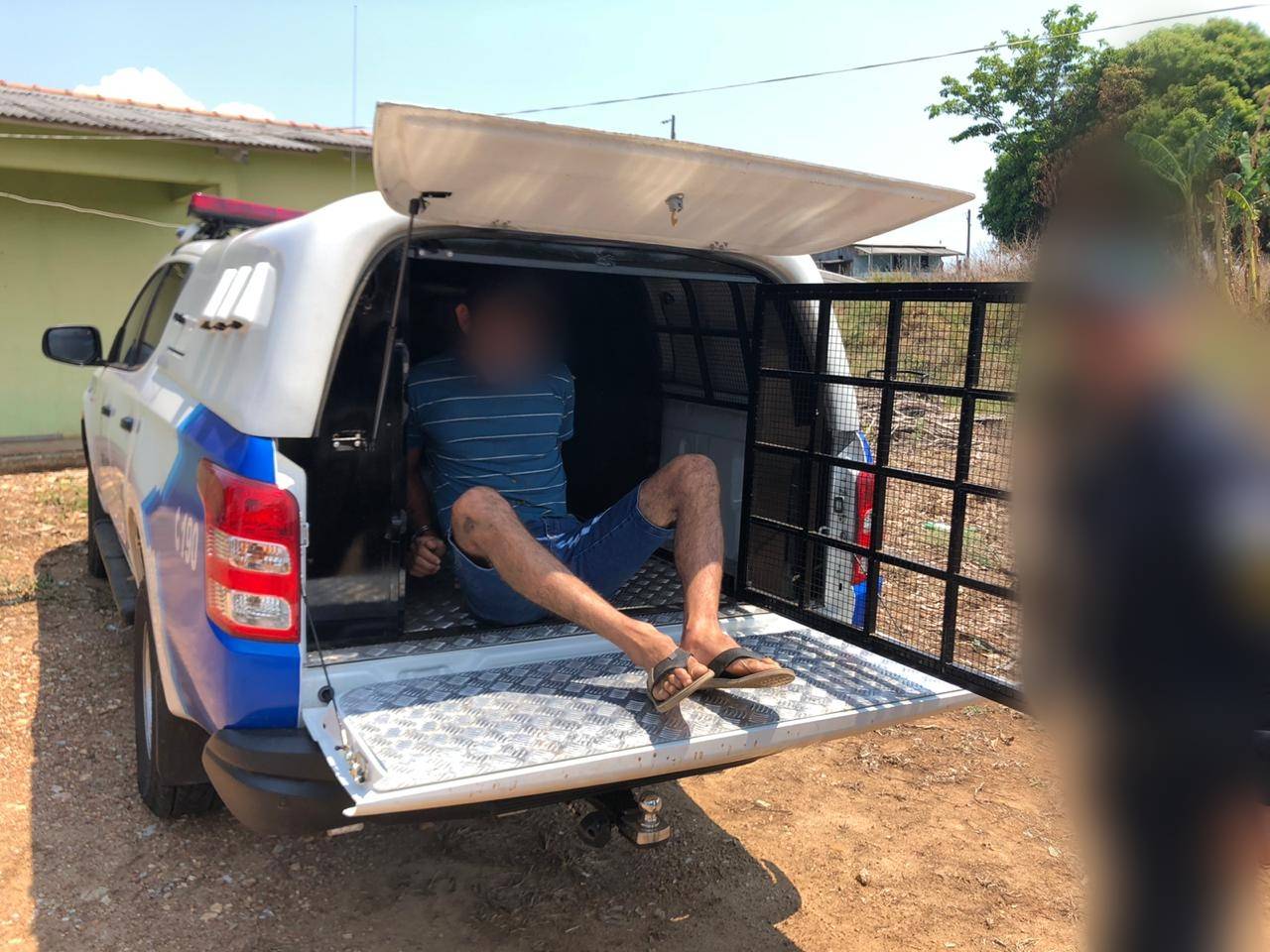 Homem que esfaqueou outro por dívida de valor insignificante em Colorado do Oeste é preso em chiqueiro