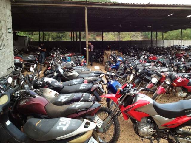 Polícia prende um rapaz e dois adolescentes acusados de furtar motocicletas apreendidas em pátio da Ciretran