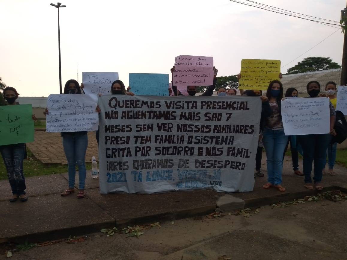 Mães e esposas de detentos protestam em frente Fórum de Vilhena e pedem liberação de visitas em presídio