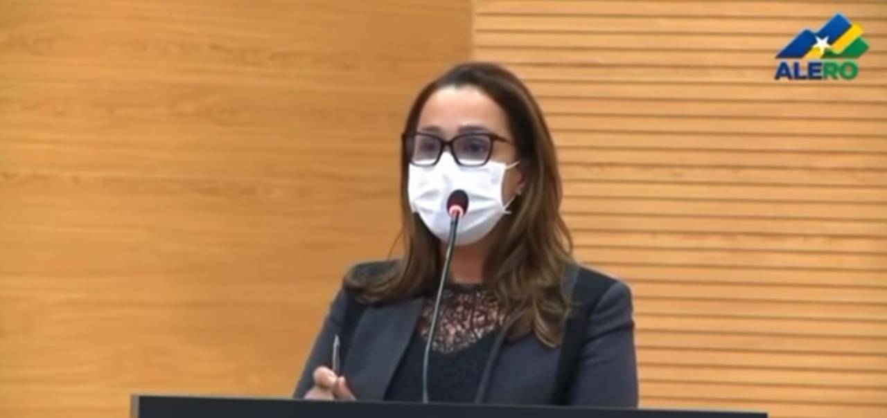 Em vídeo, deputada Rosangela Donadon pede ao DER que realize serviço de corte da serra da estrada velha de Colorado