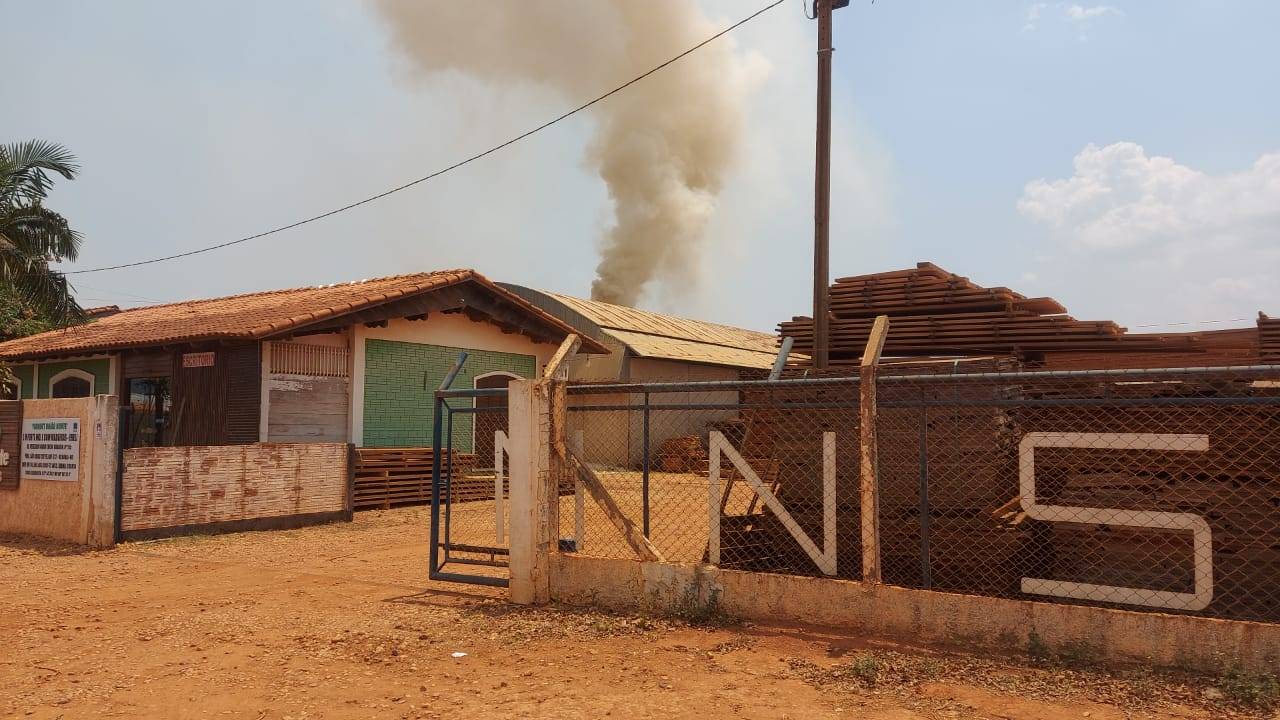 Corpo de Bombeiros é acionados para combater princípio de incêndio em silo de madeireira