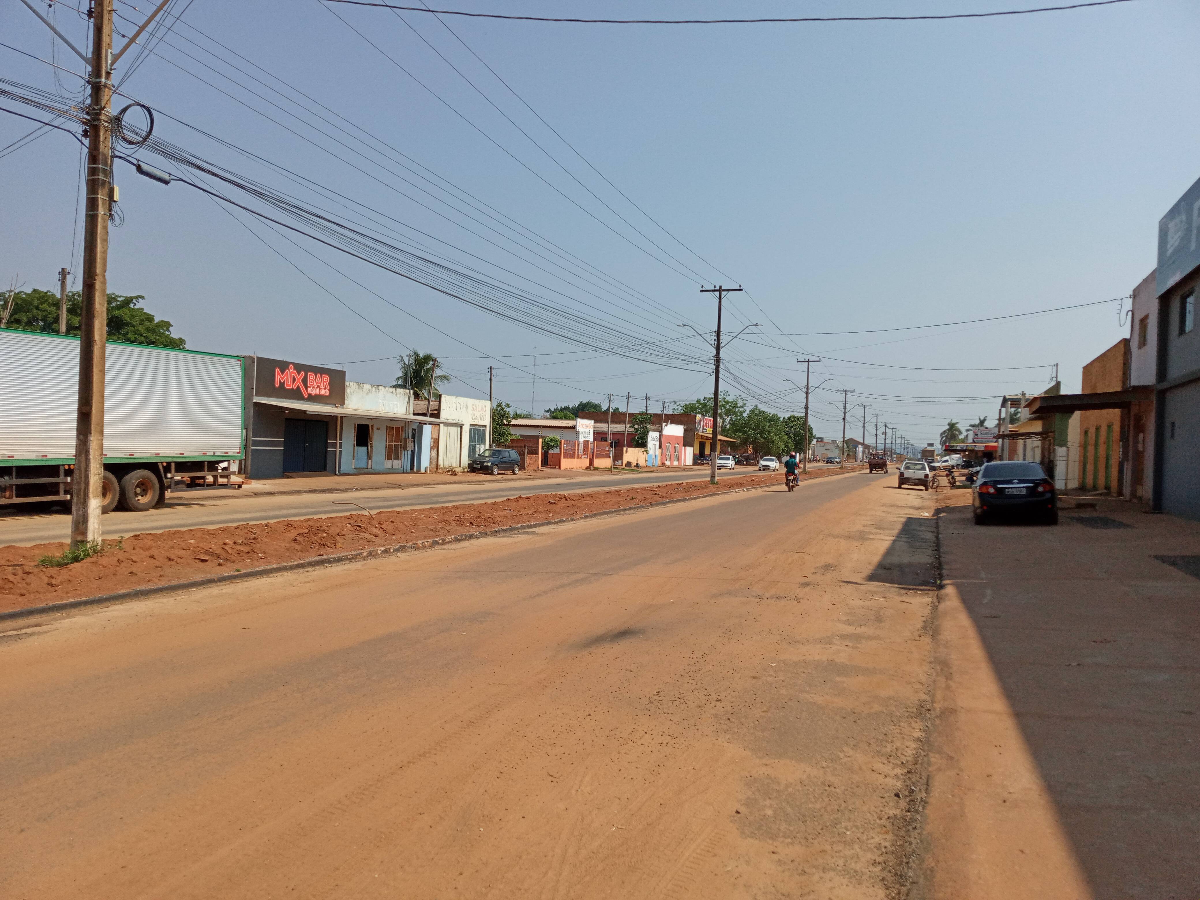 Causa de dor de cabeça para sucessivos prefeitos, asfalto em avenida é concluído por empresa em Cerejeiras