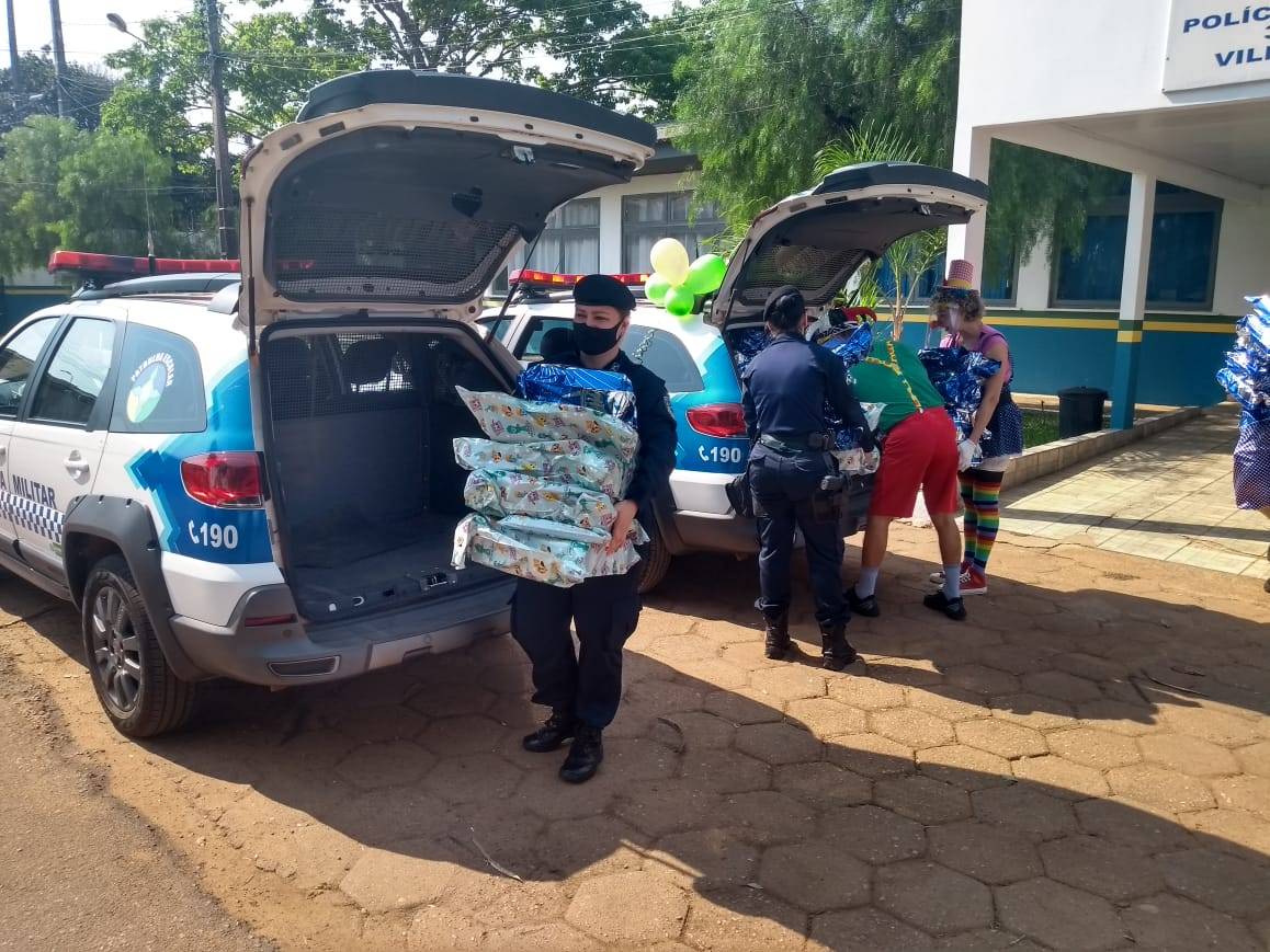 Ação da PM que começou modesta ganha força e doações de brinquedos lotam cinco viaturas; distribuição começou hoje