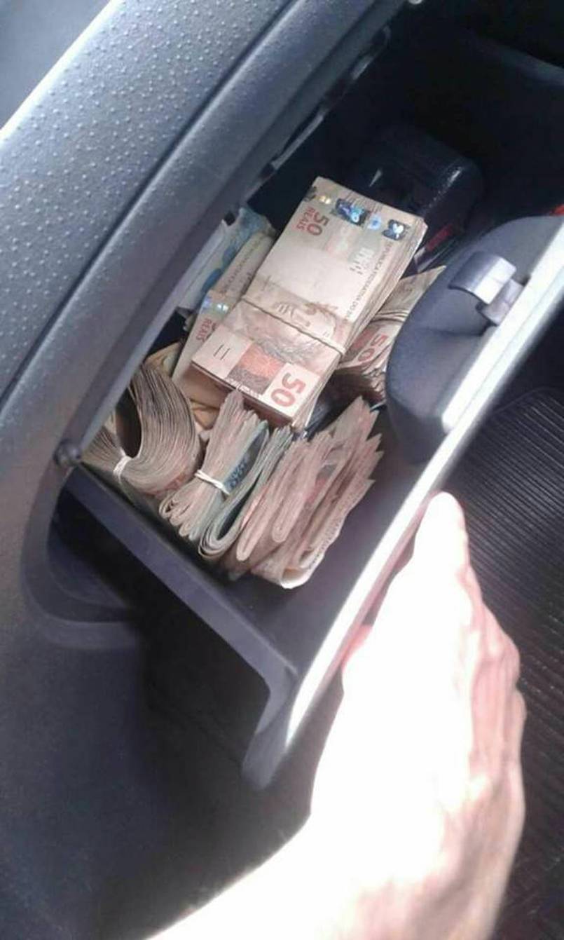 Enquanto motorista dormia em estacionamento, caminhão baú é arrombado e ladrões levam R$ 3 mil