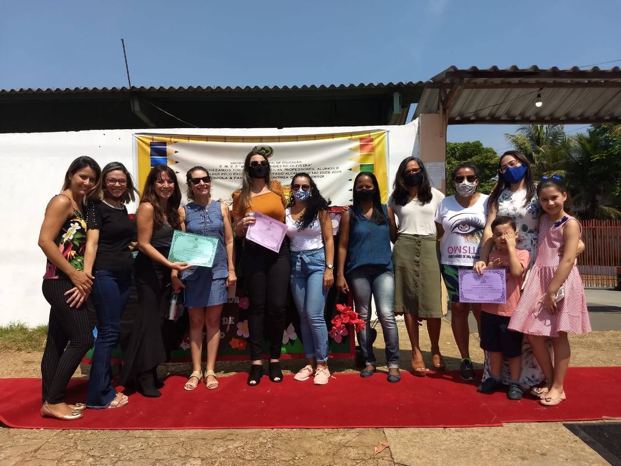 Com tapete vermelho e sistema drive thru, escola pública com o melhor IDEB em Vilhena homenageia professores