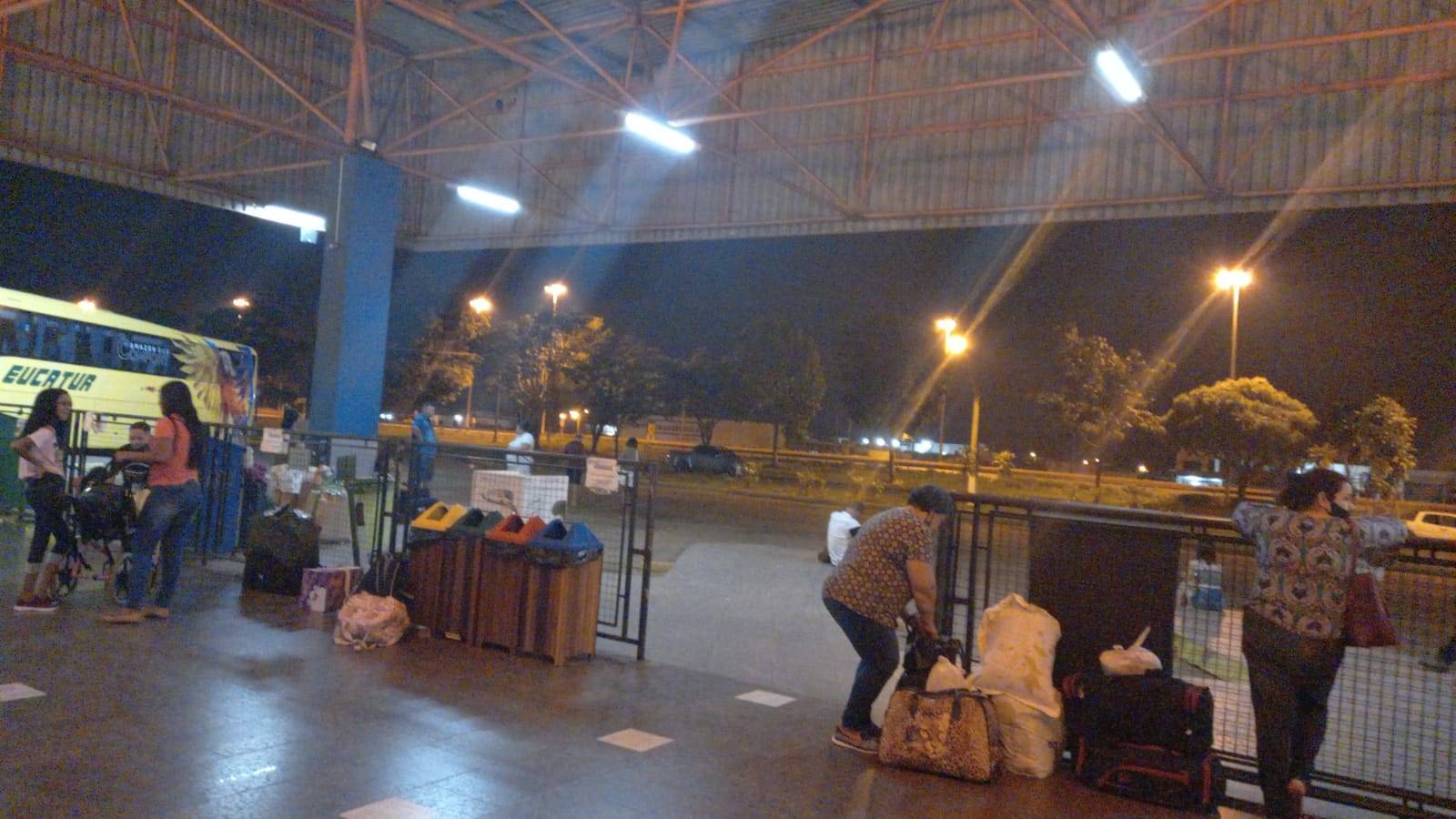 Secretária desabafa após ficar 5 horas esperando ônibus em Vilhena; empresa alega que acidente em MT causou atraso