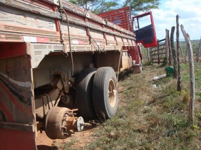 Ladrões atacam na área rural e “depenam” dois caminhões e uma picape; polícia é acionada pela vítima