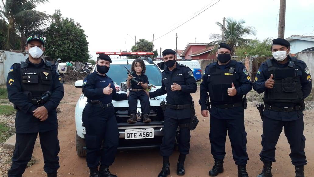 “Cabo Thiago”: policiais militares fazem surpresa para menino de apenas 04 anos que é fã da corporação; VEJA VÍDEO