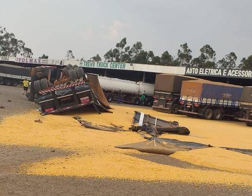 ASSISTA VÍDEO: carreta “capota” em posto de combustíveis e versões desencontradas relatam causas do acidente