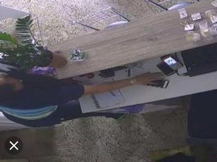 Homem é flagrado por câmeras furtando celular em posto; dono do aparelho reagiu e danificou carro do ladrão