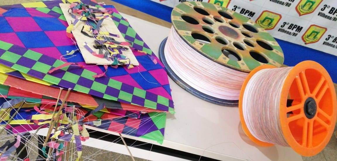 Jovem e adolescente são detidos usando linhas de pipa com cerol; material proibido quase matou universitária