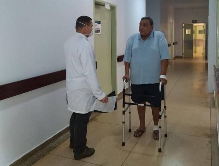 Recuperado da Covid-19, motorista que foi entubado faz terapia para voltar a andar e diz: “Deus poupou a minha vida”