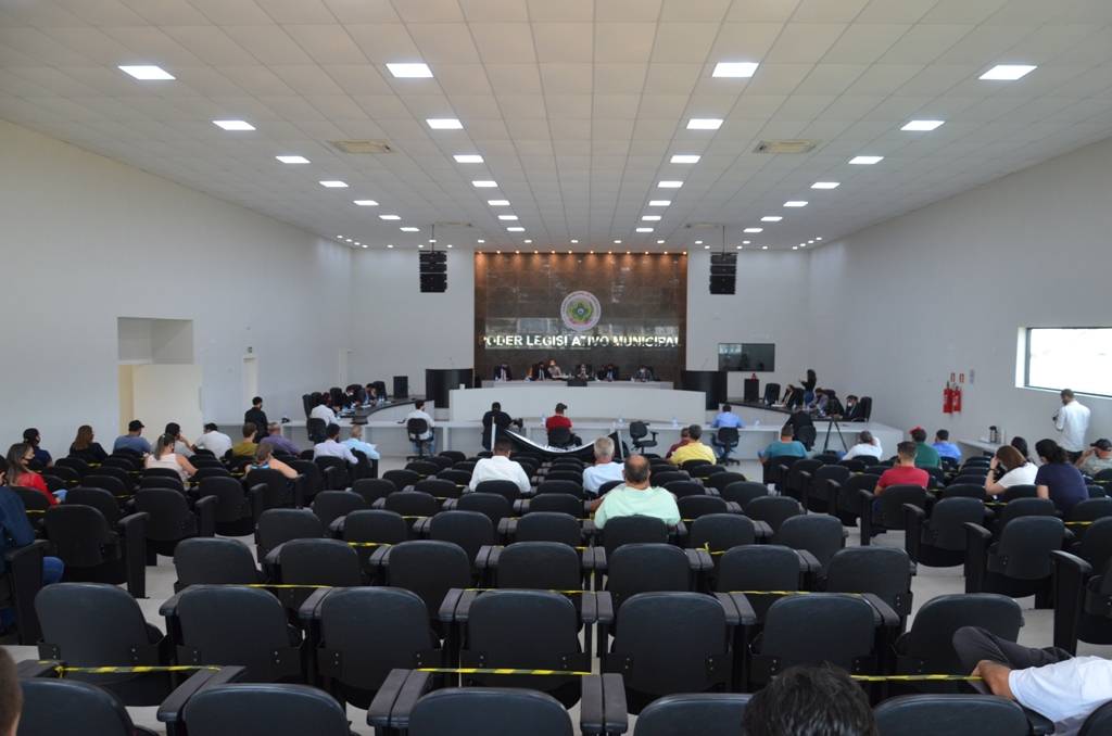 VÍDEO: Câmara ignora protesto que pedia redução e mantém valores dos salários de vereadores, prefeito, vice e secretários