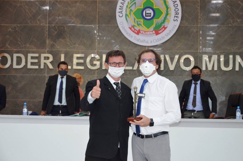 Câmara de Vereadores “batiza” rua com nome de médico pioneiro; filho faz discurso emocionado em cerimônia