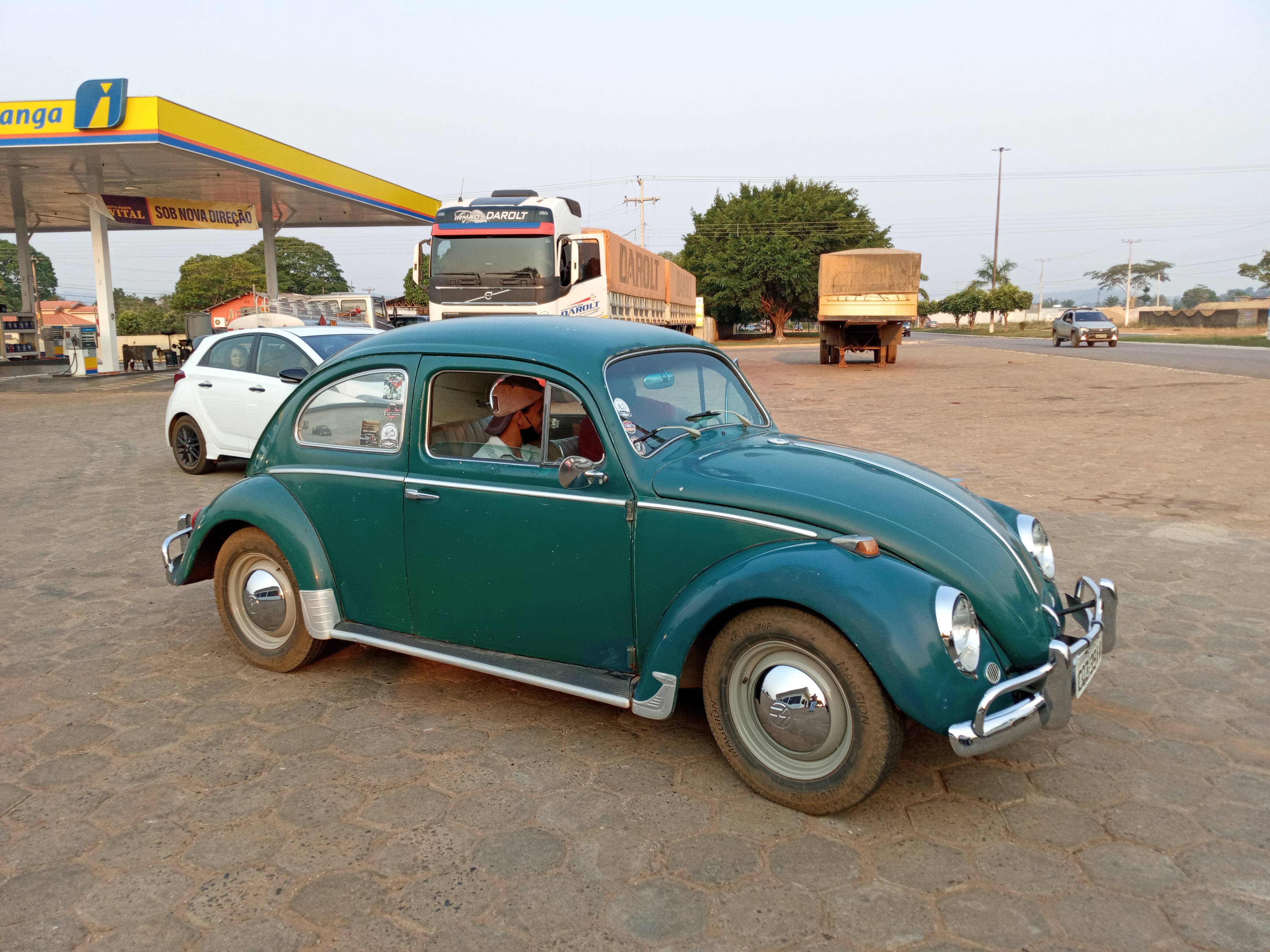 VÍDEO: fabricado em 1966, Fusca com peças originais vira sensação e “para o trânsito” na cidade de Cerejeiras