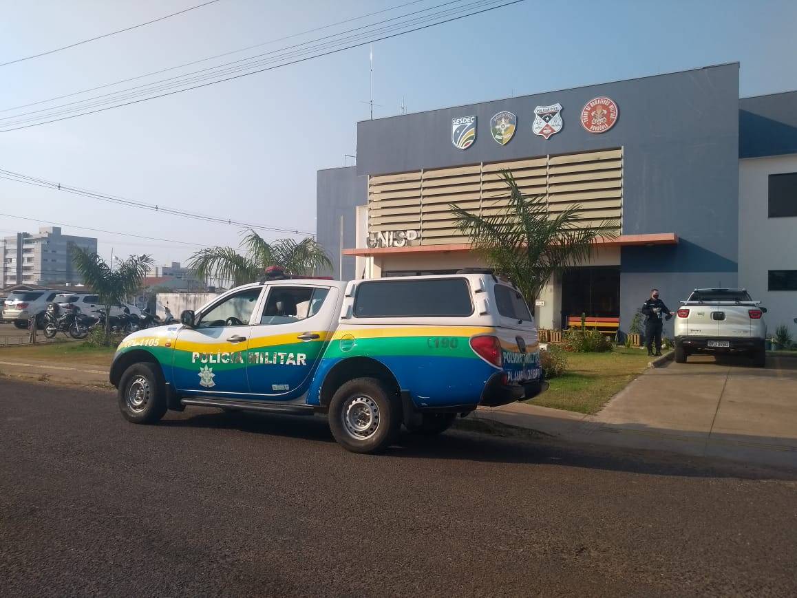 Ladrões arrombam loja e saem levando roupas, notebook e dinheiro; câmeras do estabelecimento filmaram o crime