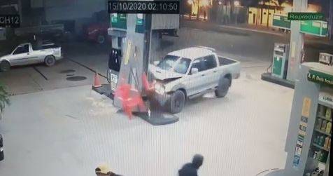 ASSISTA VÍDEO: picape desgovernada atinge coluna em posto de combustíveis em Cerejeiras; garota estava na direção