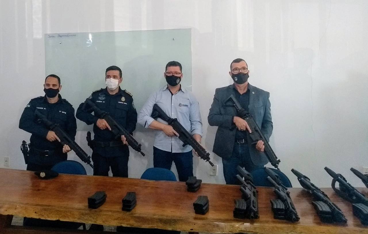 Em Vilhena, governador entrega fuzis à PM e relembra tempo em que precisou pagar para abastecer viatura