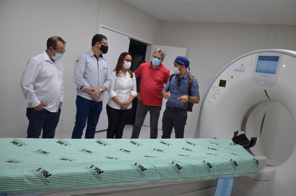 Ao “inaugurar” equipamento que já estava em funcionamento, governador anuncia ressonâncias e tomografias gratuitas no Cone Sul
