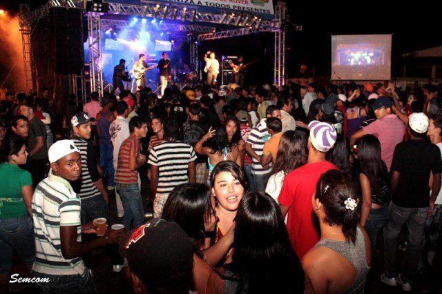Festa de aniversário de Vilhena teve música e show de prêmios