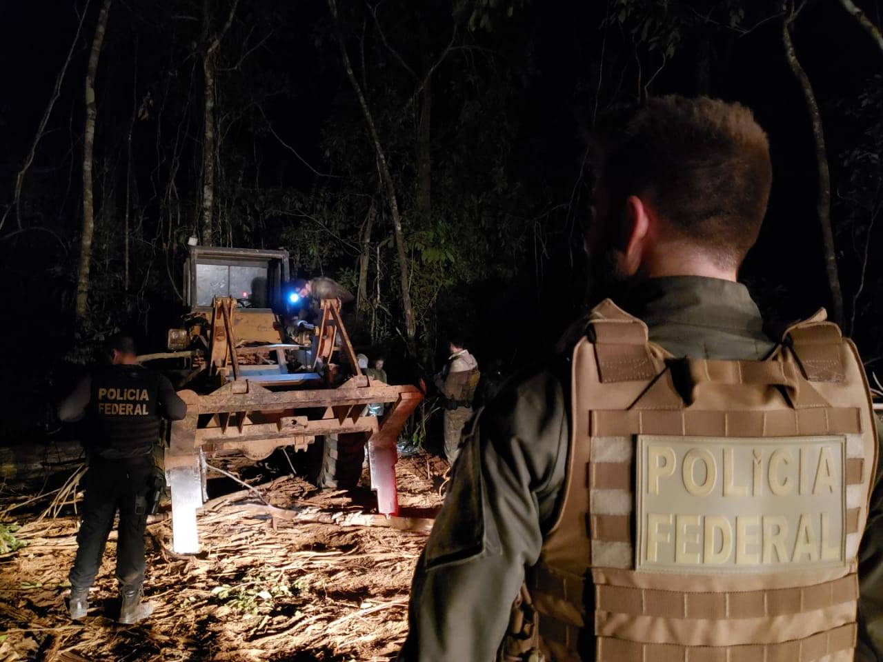 PF e Ibama deflagram operação contra madeireiros que devastavam Terra Indígena e destroem maquinário e caminhões