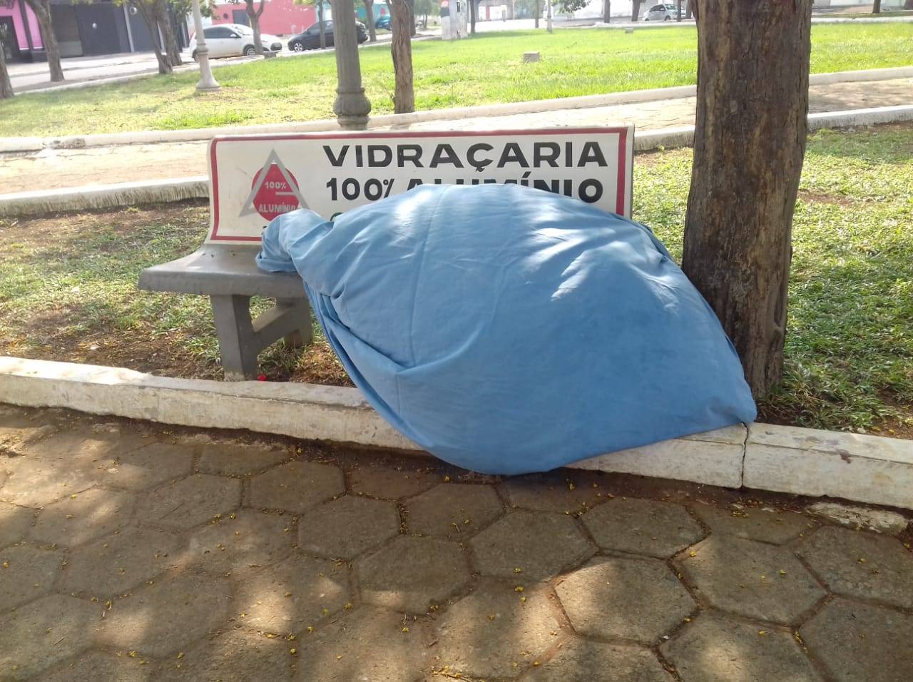 VÍDEO: homem ainda não identificado é encontrado morto em banco de praça em Vilhena; funerária pede ajuda para fazer reconhecimento