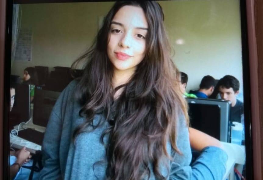 Garota de 18 anos sai de casa dizendo que vai se encontrar com o pai e não dá mais notícias; avó aciona a polícia