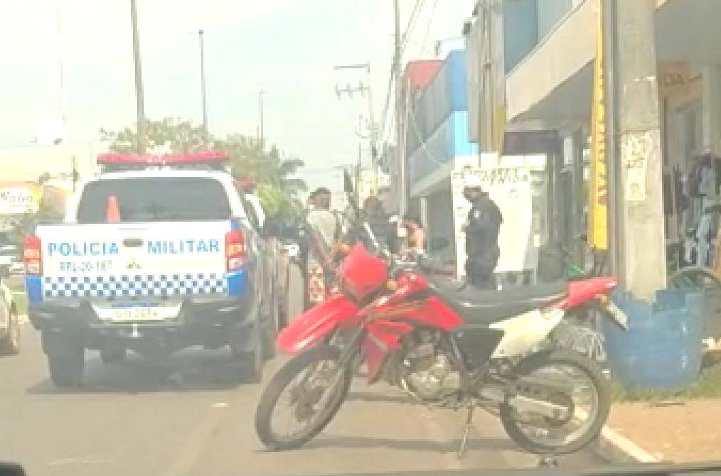 Rapaz de 21 anos é preso ao invadir loja no centro da cidade; mãe alega esquizofrenia e polícia libera