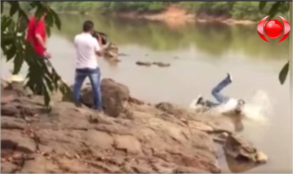 ASSISTA: gravando vídeo de campanha, candidato a prefeito despenca dentro de rio e imagem viraliza em Rondônia
