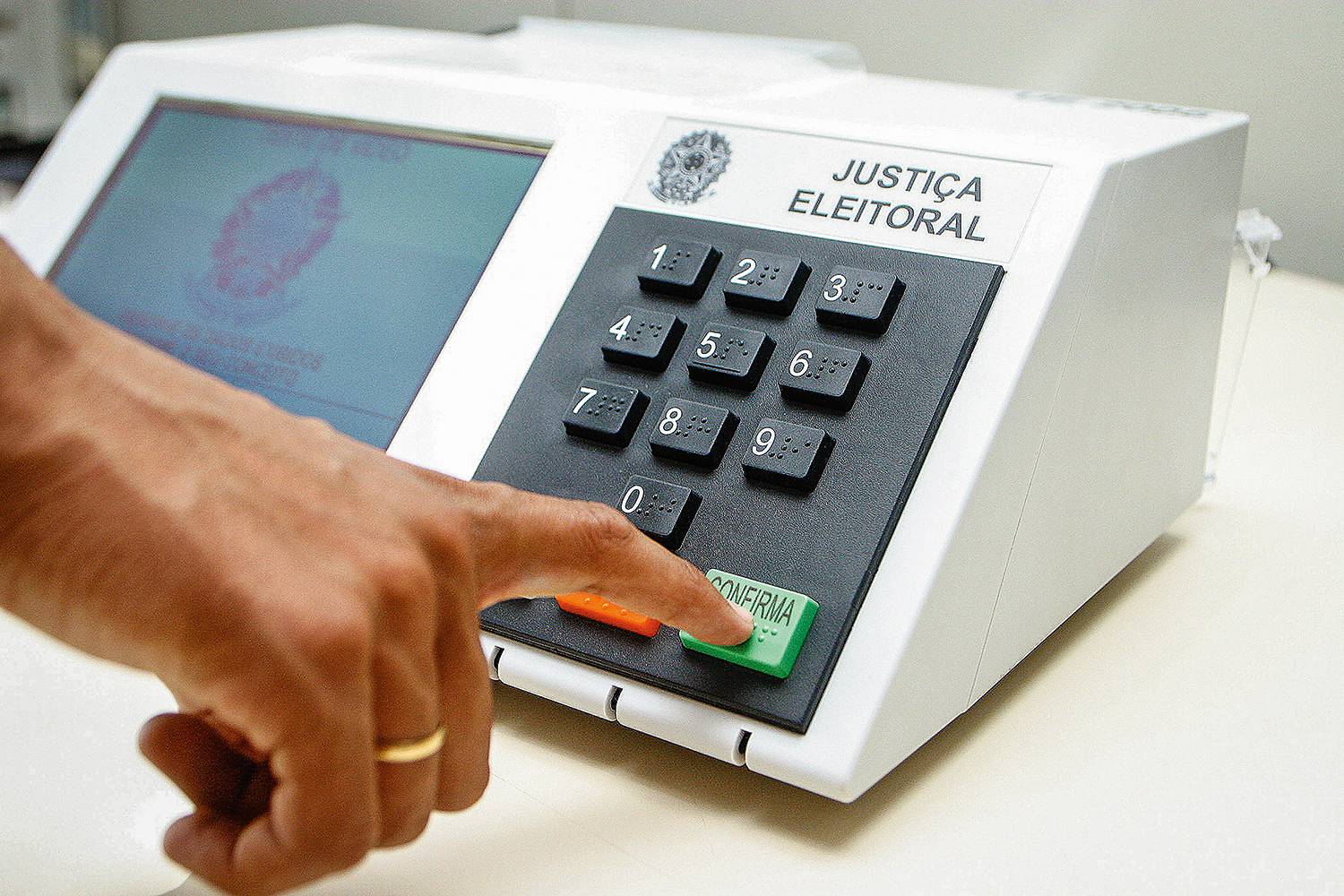 Após desabilitar biometria, Justiça Eleitoral estabelece horário preferencial para idosos e cria aplicativo para justificar votos