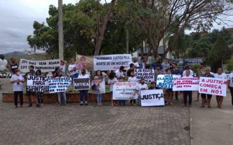 Em Minas Gerais, familiares de adolescente morto a tiros por engano em cidade da região cobram punição para assassinos