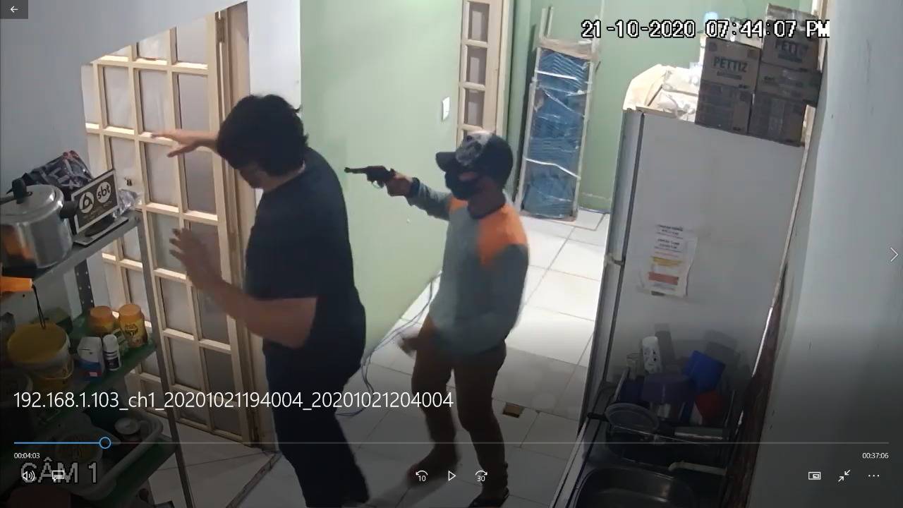 Bandidos armados invadem loja, fazem clientes se deitarem no chão e apontam revólver para a cabeça de funcionário