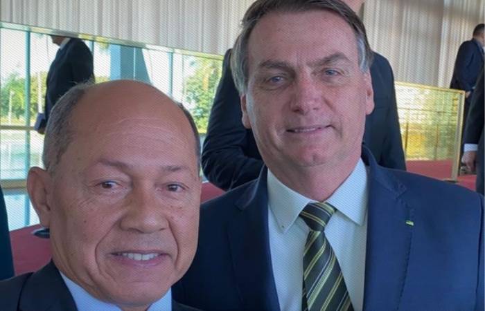 ASSISTA – Em vídeo, Bolsonaro esculhamba deputado federal de Rondônia: “apesar de ser coronel, esse cara apóia o MST”.