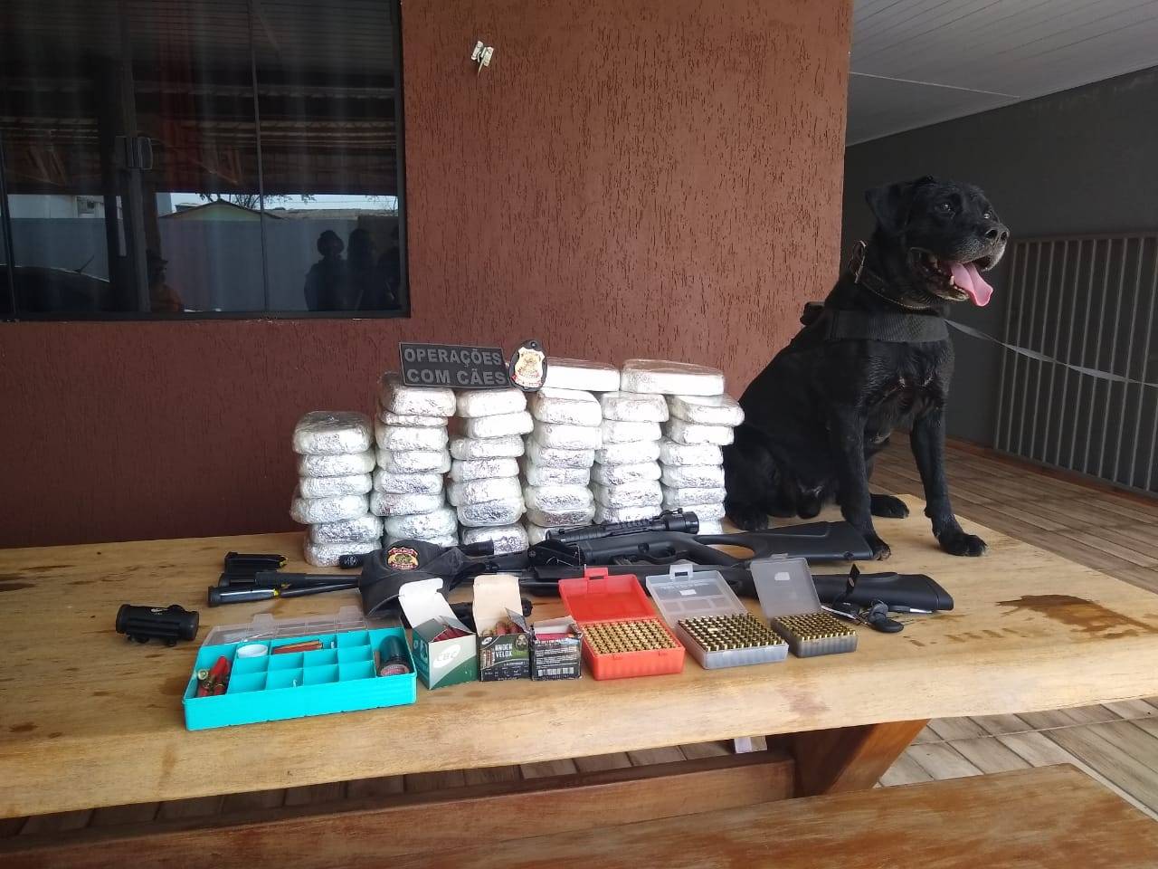 Motorista é preso em flagrante pela PF com 30 kg de cocaína e armamento dentro de casa, em Vilhena