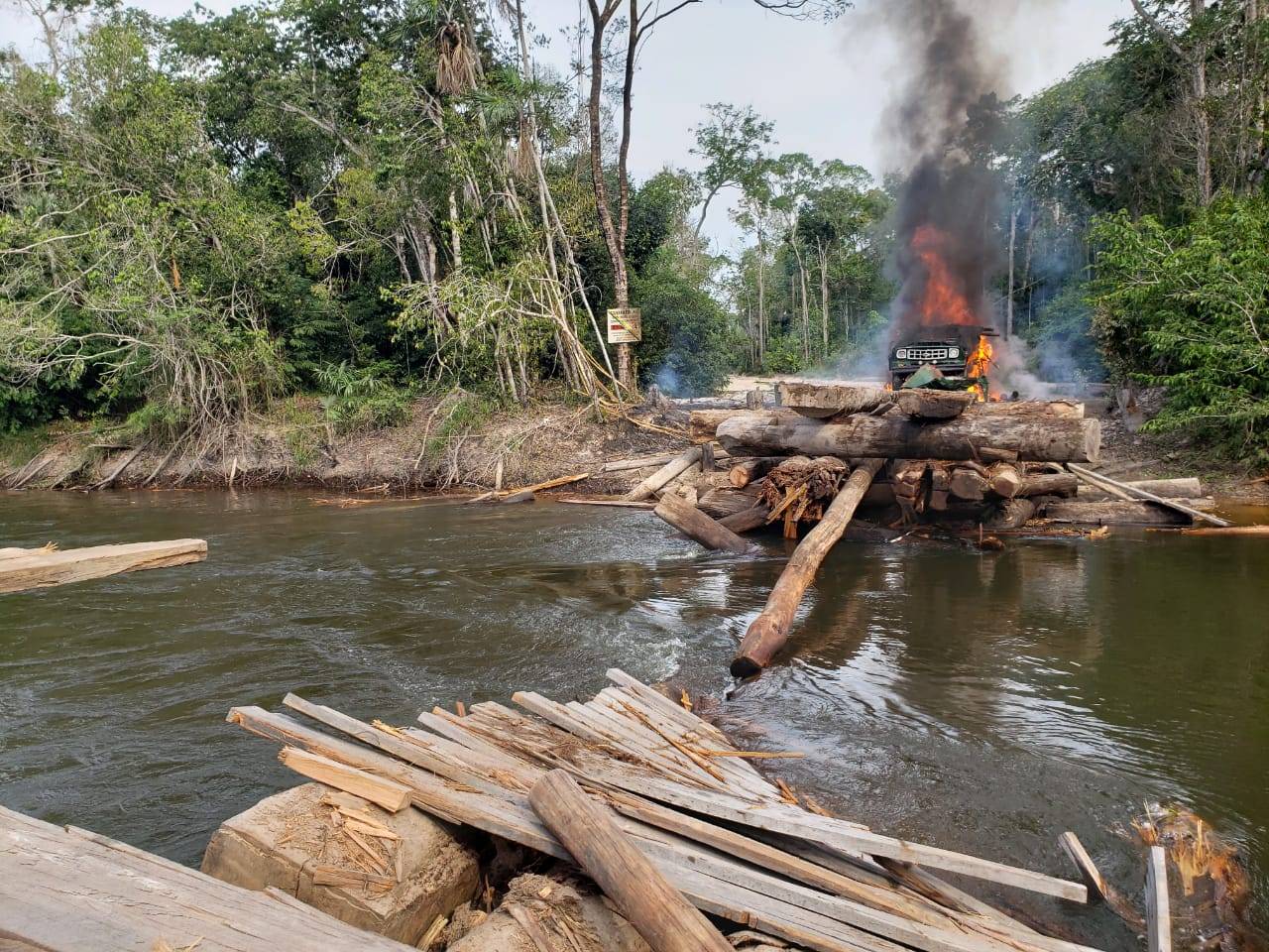 VEJA VÍDEO: PF queima maquinário e explode ponte usada por madeireiros e garimpeiros em Terra Indígena de Rondônia