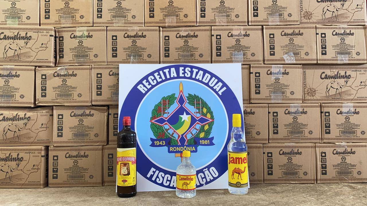 Fiscais apreendem mais de 23 mil garrafas de cachaça que vinham de Goiânia e estavam entrando em Rondônia