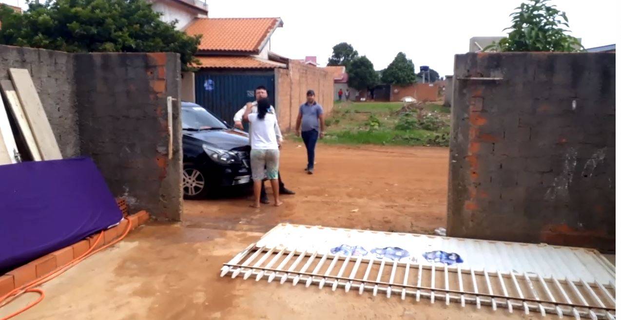Candidato a vereador vai pedir voto por engano na casa do adversário, o pau quebra e briga acaba na polícia