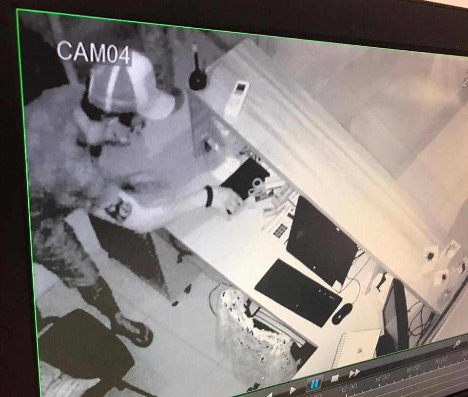 VEJA VÍDEO: ladrão é filmado arrombando loja e furtando televisor durante a madrugada, no centro de Vilhena