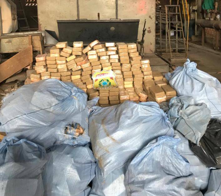 Polícia Federal incinera uma tonelada de cocaína apreendida recentemente; droga estava avaliada em R$ 26 milhões