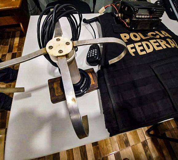 Mulher é presa pela PF com rádio ilegal em cidade de RO; aparelho poderia estar a serviço de criminosos