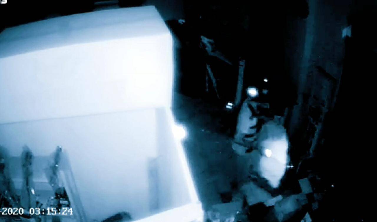ASSISTA: câmeras de monitoramento filmam ladrão furtando peças e equipamento em oficina de motos