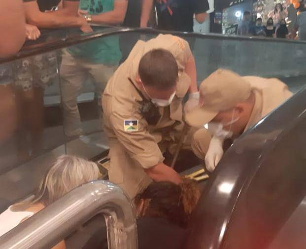 Criança de 08 anos deita em escada rolante de shopping, fica presa pela pele e acaba hospitalizada