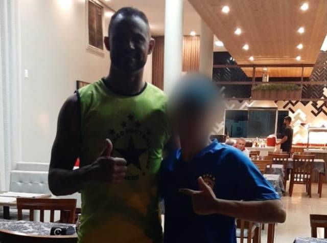 Vilhenenses assediam goleiro Bruno para tirar fotos; jovens que publicaram imagens foram “massacrados” nas redes sociais