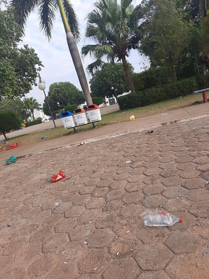 Com o fim do isolamento social, festeiros voltam a deixar lixo em praça e frequentadores ficam revoltados em Cerejeiras