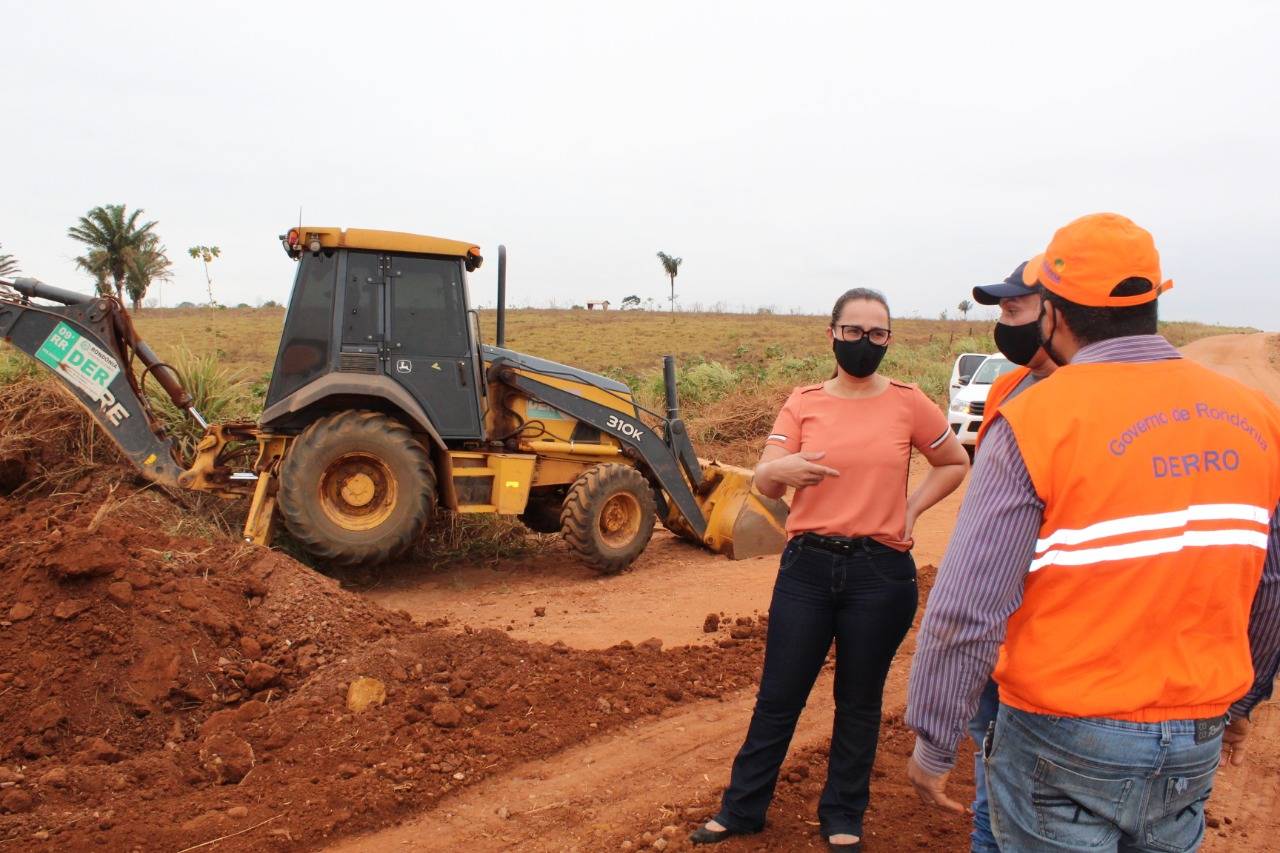 Rosangela Donadon agradece ao DER por atender pedido, recuperar ponte e instalar tubo armco na RO-496 em Chupinguaia