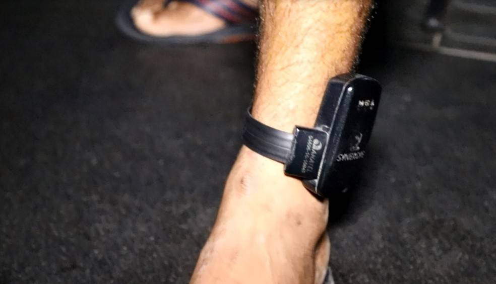 Embriagado e com a tornozeleira eletrônica descarregada, apenado é capturado pela Polícia Militar