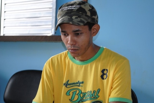 Homem agride uma PM pelas costas e diz que estava “nervoso”