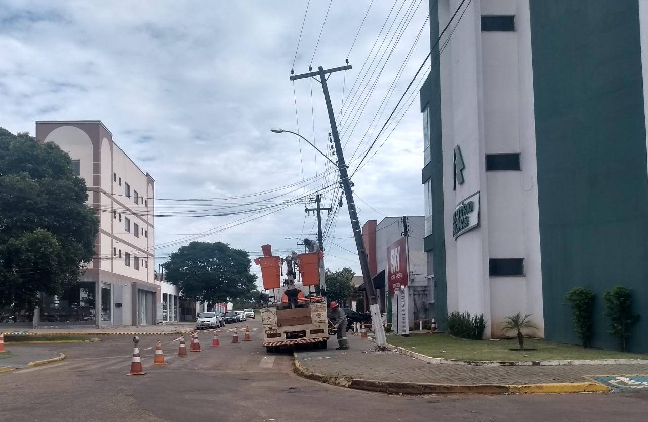 Motorista atinge poste de iluminação no centro da cidade e mobiliza empresa de energia