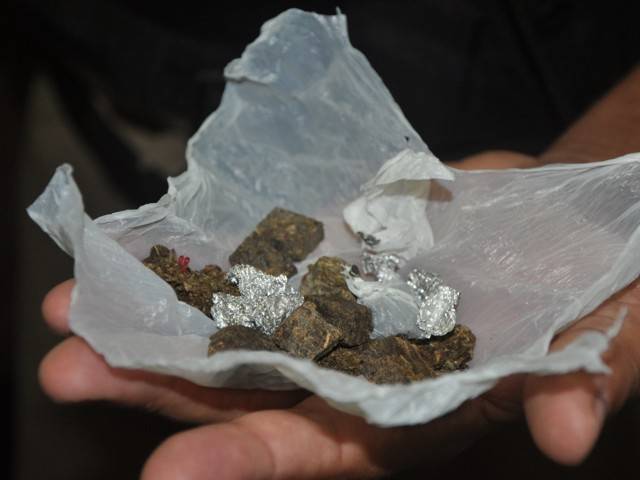 Flagrada com maconha, mulher entrega o vendedor da droga, que acaba preso junto com a esposa
