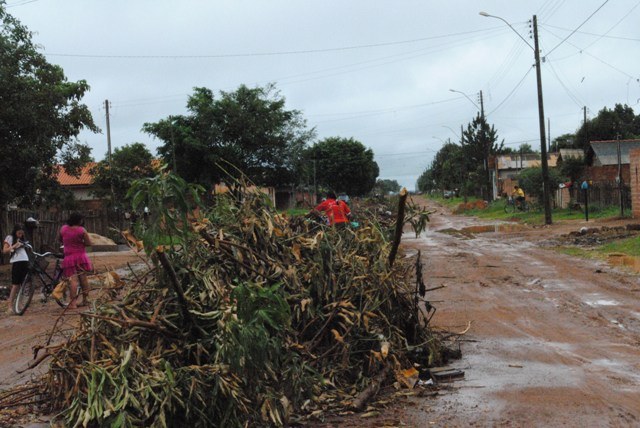Moradores culpam Prefeitura por lixo obstruindo ruas no Cristo Rei